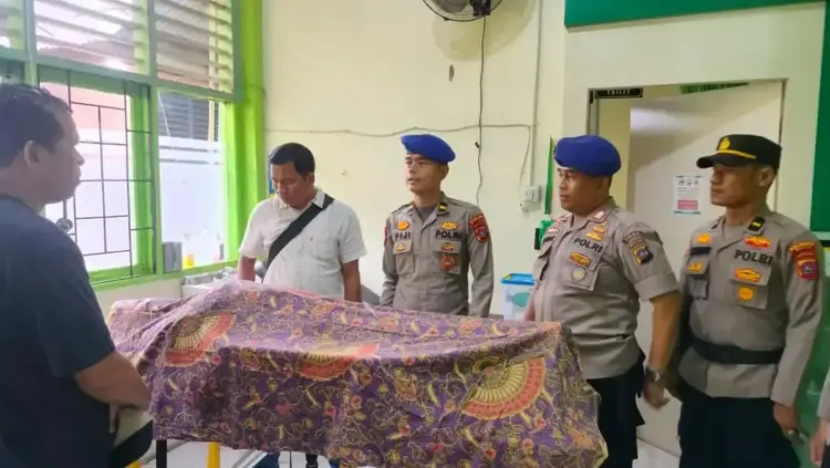 Tragedi Kapal Wisata Terbalik Dihantam Ombak, 1 Wisatawan asal Riau Tewas, 15 Orang Selamat 1 TEWAS— Jenazah korban Rini Asnita yang tewas dalam tragedi kapal terbalik di Bungus Teluk Kabung, Padang, dievakuasi
ke Puskesmas.