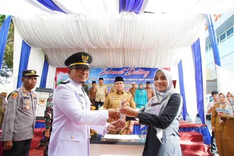 Jabatan Camat Rambatan Disertijabkan 1 SERAH TERIMA JABATAN— Camat Rambatan yang baru bersalaman dengan Camat yang lama saat kegiatan sertijab.