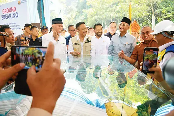 Semen Padang Jadi Andalan Proyek Fly Over Sitinjau Lauik, HPSL Prioritaskan Produk Lokal 1 MASTER PLAN FLYOVER— Menteri PU Doddy Hanggodo meninjau masterplan Flyover Sitinjau Lauik usai acara graoundbreaking proyek pembangunan Flyover Sitinjau Lauik, Sabtu (3/5). Graoundbreaking itu turut dihadiri Wakil Ketua Komisi VI DPR RI Andre Rosiade dan Anggota DPR RI Komisi V Zigo Rolanda, Gubernur Sumbar Mahyeldi Ansharullah dan Wakil Gubernur Vasko Rusaimy.