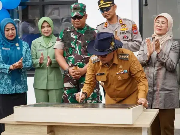 Sentra IKM Produk Hoktikultura Tanahdatar Diresmikan 1 RESMIKAN—Bupati Tanah Datar Eka Putra resmikan dan launching Sentra Industri Kecil Menengah (IKM) Pengolahan Produk Holtikuktura Kabupaten Tanah Datar.
