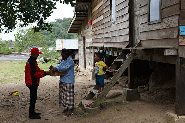 Sepuluh Tahun J&T Express, Menghubungkan Nusantara dan Berdayakan UMKM 1 Berdayakan UMKM— Sepuluh Tahun J&T Express, Menghubungkan Nusantara dan Berdayakan UMKM.