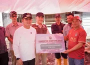 Bupati Jon Firman Pandu Didampingi Ketua TP PKK Ny Nia, Serahkan Bantuan Lima Keluarga Korban Kebakaran