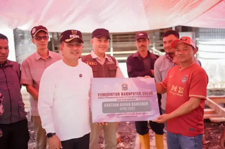 Bupati Jon Firman Pandu Didampingi Ketua TP PKK Ny Nia, Serahkan Bantuan Lima Keluarga Korban Kebakaran 1 SERAHKAN—Bupati Solok Jon Firman Pandu didampingi Ketua TP PKK Kabupaten Solok Ny. Nia Jon Firman Pandu menyerahkan bantuan kepada lima keluarga yang menjadi korban kebakaran di Jorong Salimpek Nagari Salimpek, Kecamatan Lembah Gumanti, Kabupaten Solok.