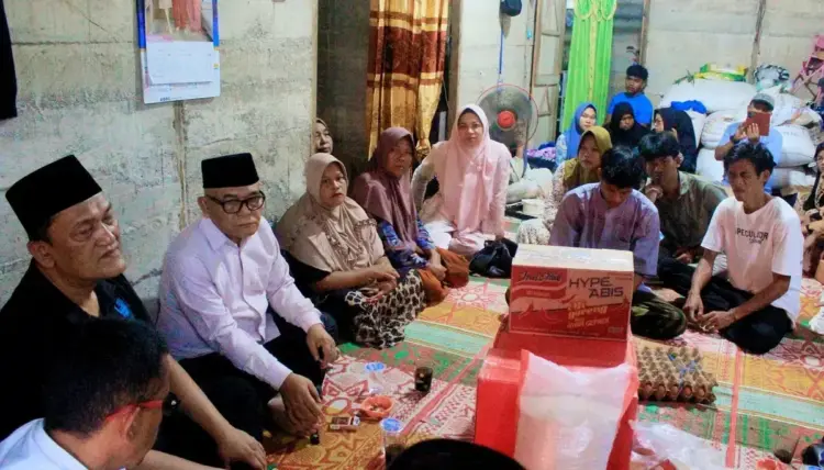 Pemkab Bantu Keluarga Korban Serangan Buaya Lembah Melintang 1 SERAHKAN BANTUAN— Bupati Pasaman Barat Yulianto bersama Wakil Bupati M. Ihpan, serahkan bantuan pada keluarga korban yang diterkam buaya.