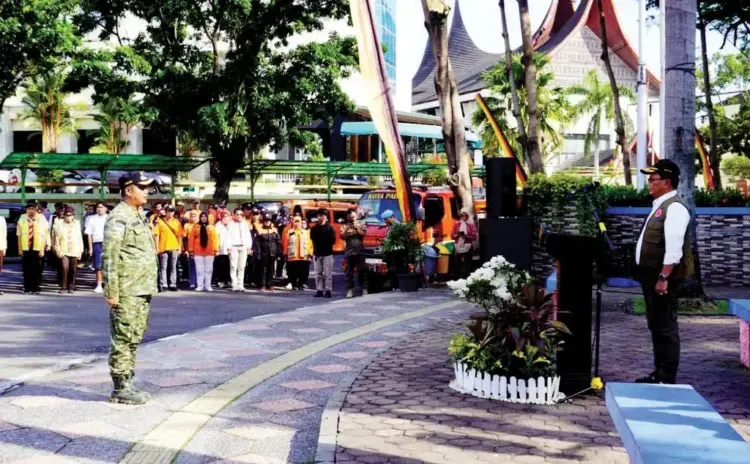 APEL KESIAPSIAGAAN—Sekretaris Utama (Sestama) BNPB Rustian bertindak sebagai inspektur upacara mewakili Kepala BNPB, saat Apel Kesiapsiagaan Bencana di Monumen Tugu Gempa, Rabu (7/5) sore,