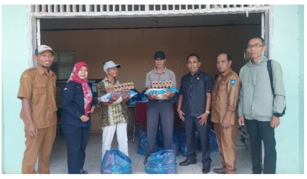 Anggota DPRD Peduli Lansia, Siadi Berikan Bantuan Sembako 1 BERSAMA—Siadi akrab disapa Adi Keke bersama para penerima bantuan usai serahkan bantuan.