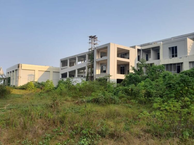 TERBENGKALAI— Beginilah kondisi dan kelanjutan proyek pembangunan RSUD M.Zein Painan yang terbengkalai dan tidak ada kejelasannya.