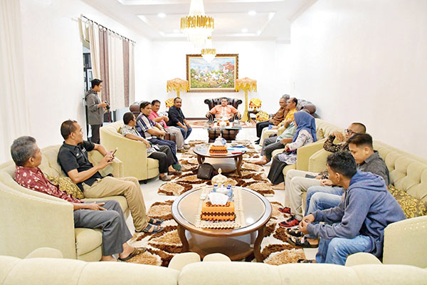SILATURAHMI BERSAMA PERS— Dalam upaya memperkuat hubungan kemitraan antara pemerintah dan insan pers, Bupati Agam, Benni Warlis, menggelar silaturahmi bersama para wartawan di Rumah Dinas Bupati Agam, Kamis (22/5).
