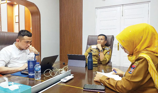 Hari ini, Pemko Launching Kartu Padang Juara dan SPMB 2025/2026, Siswa Kurang Mampu Dapat 6 Stel Seragam dan LKS Gratis 1 PERSIAPAN PROGUL ‘PADANG JUARA”— Kepala Dinas Pendidikan dan Kebudayaan Kota Padang, Yopi Krislova memimpin rapat persiapan program Kartu Padang Juara dan juga peluncuran SPMB Tahun Ajaran Batu 2025/2025 bersama stakeholder terkait.