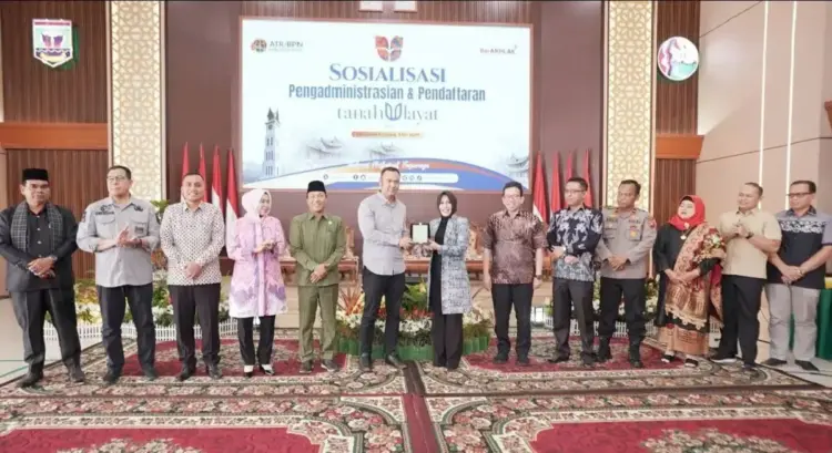 Kementerian ATR/ BPN, Sosialisasikan Pengadministrasian dan Pendaftaran Tanah Ulayat di Kabupaten Sijunjung 1 SOSIALISASI—Kementrian Agraria dan Tata Ruang/ Badan Pertanahan Nasional (ATR/BPN) menggelar sosialisasi pengadministrasian dan pendaftaran tanah ulayat di Kabupaten Sijunjung, Sabtu (3/5) di Balairung Kantor Bupati Sijunjung.