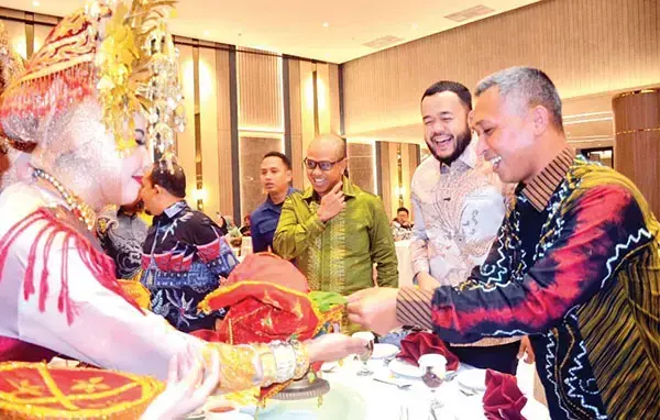 Wako Fadly Amran Hadiri Pisah Sambut Dandim 0312, TNI Memberikan Kontribusi Nyata untuk Kota Padang 1 PISAH SAMBUT DANDIM— Wali Kota Padang, Fadly Amran, menghadiri pisah sambut Dandim 0312/Padang digelar menyusul adanya pergantian jabatan dari Kolonel Kav Yudha Setiawan kepada Letkol Inf Ferry Adianto, Minggu (11/5) malam.