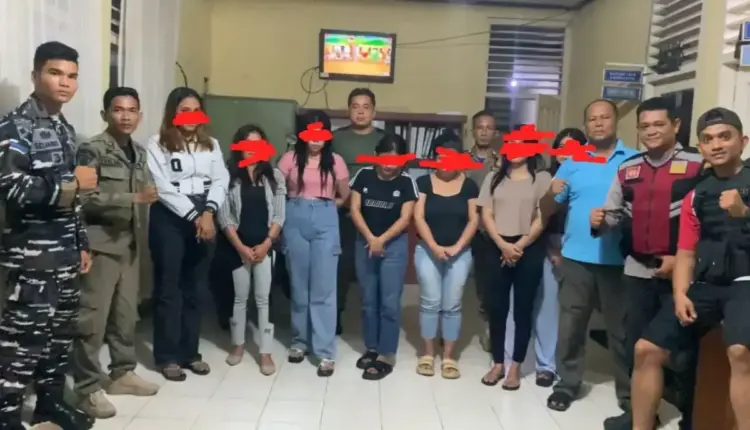 TRC Satpol PP Pessel Bersama Tim SK 4, Amankan 7 LC, 1 Diduga PSK 1 AMANKAN LADY KARAOKE — Tim Reaksi Cepat Satpol PP Pessel bersama Tim SK 4 mengamankan 7 LC dan 1 orang diduga PSK saat razia di tiga lokasi berbeda, Rabu (30/4) malam.