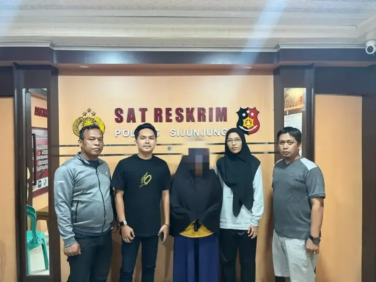 Sadis! IRT Buang Bayi Hasil Hubungan Gelap hingga Tewas, Ditinggal di Pinggir Sungai lalu Digigit Biawak, Motifnya Gegara Takut Ketahuan Suami Sah 1 BUNUH BAYI— Pelaku FN (29) yang membuang bayi hasil hubungan gelapnya hingga tewas diamankan jajaran Satreskrim Polres Sijunjung.