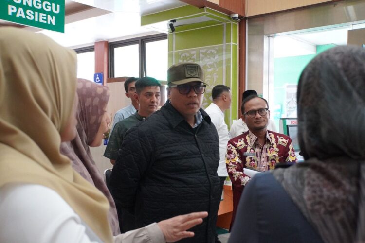 Tegas Tanggapi Isu RSUD Lumpuh, Wako Hendri dan Wawako Allex Sidak dan Klarifikasi Lapangan 1 SIDAK PELAYANAN RSUD— Wali Kota Padangpanjang Hendri Arnis bersama Wakil Wali Kota Allex Saputra langsung sidak menyikapi isu liar yang menyebut pelayanan RSUD Padang Panjang lumpuh.
