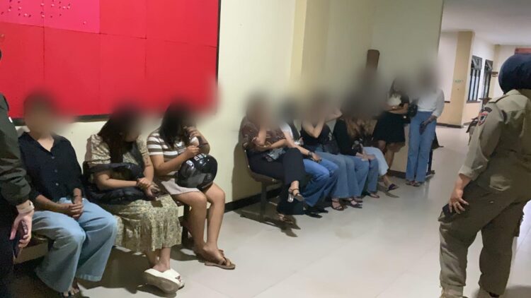 Satgas Penegakan Perda Beraksi, Belasan Wanita Muda Pemandu Karaoke Terjaring Razia 1 TERJARING RAZIA—
Satgas Penegakan Perda Payakumbuh mengamankan belasan wanita pemandu karaoke di tempat hiburan malam yang pernah disegel.