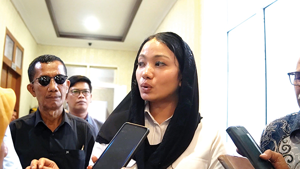 Konflik PT BRM dan Masyarakat, Bupati Annisa Mediasi Kedua Pihak Pekan Depan 1 KONFLIK— Bupati Dharmasraya, Annisa Suci Ramadhani menyebut, akar konflik antara masyarakat dengan PT BRM berawal dari perjanjian yang tidak di draft dengan benar.