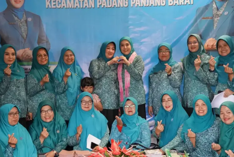 Tim Penilai Provinsi Puji Inovasi Dasawisma Cendrawasih 8 1 Tim Penilai Provinsi Puji Inovasi Dasawisma Cendrawasih 8