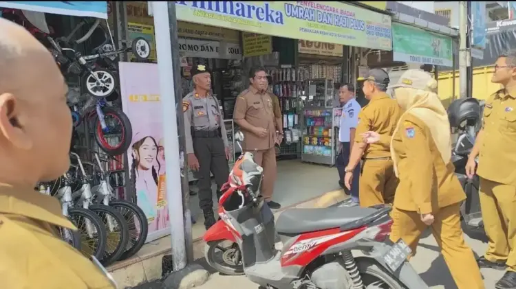 Pemko Beri Surat Peringatan Pemilik Bangli, Diberi Waktu 7 Hari untuk Bongkar Bangunan 1 SURAT PERINGATAN—Tim gabungan Pemko Payakumbuh melakukan penyisiran bangunan yang berada di fasilitas umum untuk diingatkan agar pemilik membongkar sendiri bangunan tersebut.