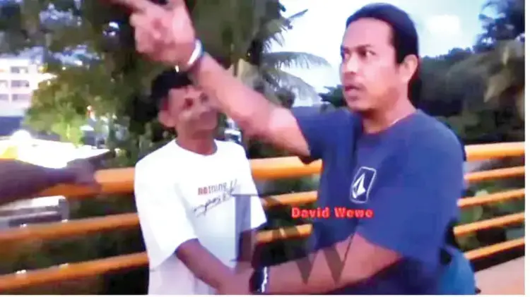 Tim Klewang Polresta, Ringkus Preman Pemalak di Pantai Padang 1 RINGKUS PEMALAK— Katim Klewang Polresta Padang Aiptu David Rico Dermawan yang dikenal dengan David Wewe berhasil meringkus preman pemalak di belakang Hotel Pangeran Beach. Pelaku berinisial “M” dibekuk, Kamis (1/5) malam.