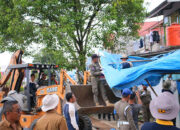 Pemko Bongkar Bangunan Liar di Atas Fasum