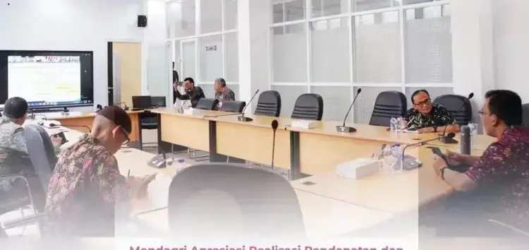 Mendagri Apresiasi Realisasi Pendapatan dan Belanja Padang Panjang 1 ZOOM MEETING—Mendagri Tito Karnavian memimpin rapat yang diikuti via Zoom Meeting oleh Sekretaris Daerah Kota, Sonny Budaya Putra dan OPD terkait di Ruang VIP Balai Kota, Kamis (8/5).