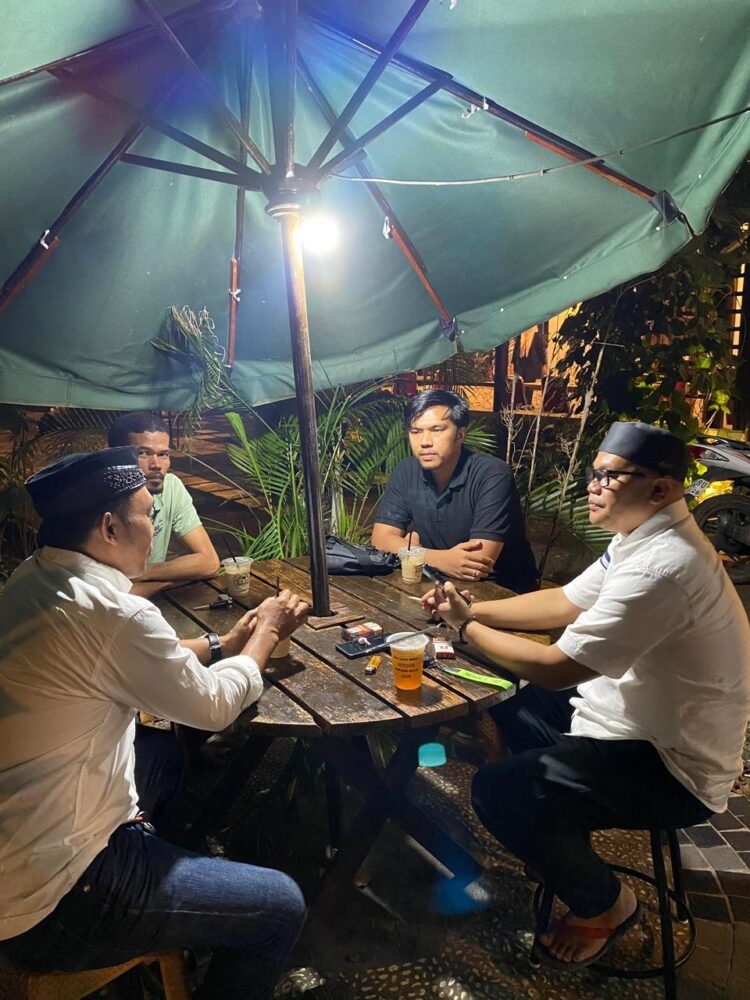 SILATURAHMI—Sekretaris KAN VII Koto Sungai Sarik, Kabupaten Padang Pariaman, Syamsurizal Panghulu Piliang Datuak Alaik Cumano ketika bersilaturahmi dengan personel Polda Sumbar.