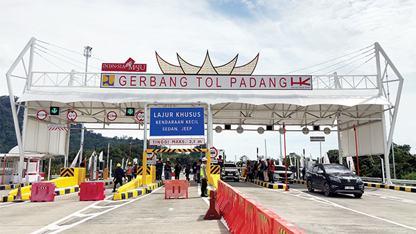 Gratis! Tol Padang-Sicincin Resmi Beroperasi Penuh Hari ini, Pengguna Jalan Diminta Taati Aturan 1 BEROPERASI PENUH— Mulai hari ini, Rabu (28/5), PT Hutama Karya (Persero) mengoperasikan secara penuh jalan Tol Padang - Pekanbaru Seksi Padang – Sicincin sepanjang 36 km, mulai pukul 07.00 WIB. Pengguna jalan bisa mulai membiasakan diri dengan ketentuan yang berlaku di jalan tol, khususnya dalam penggunaan kartu uang elektronik (UE) di gerbang tol.
