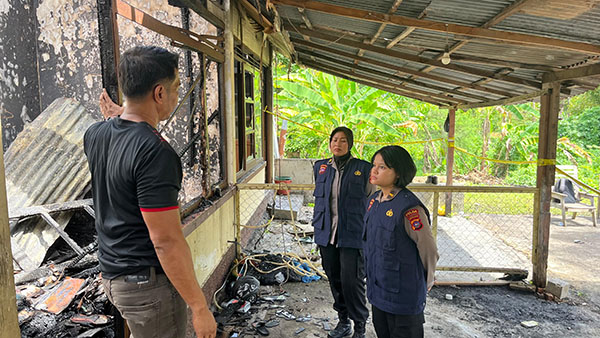 Polda Sumbar Berikan Trauma Healing untuk Korban Kebakaran Asrama SPN Padang Besi 1 TRAUMA HEALING— Personel Biro SDM Polda Sumbar melaksanakan trauma healing di lokasi kebakaran Asrama SPN Padang Besi.