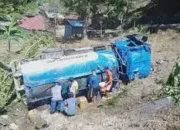Truk Tangki Solar Tabrak Motor lalu Terguling ke Jurang, Empat Orang Luka-luka