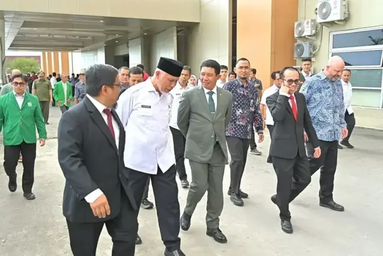 BNPB Siap Tindak Lanjuti, Unand Disiapkan Jadi Zona Aman Tsunami 1 KUNJUNGI RS UNAND— Gubernur Sumatera Barat Mahyeldi mendampingi kunjungan kerja Kepala BNPB ke Universitas Andalas dan RUmah Sakit Unand, Rabu (7/5).