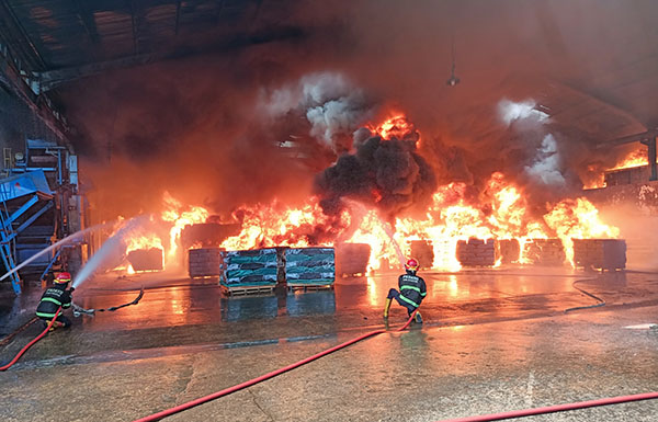 Dahsyat, Api Berkobar di Pabrik Karet PT Teluk Luas, Api masih Menyala hingga Minggu Malam, Petugas Damkar Kewalahan, Warga Sekitar Dievakuasi 1 KEBAKARAN— Petugas Damkar melakukan penyemprotan
air untuk memadamkan api yang membakar pabrik karet
PT Teluk Luas Padang.