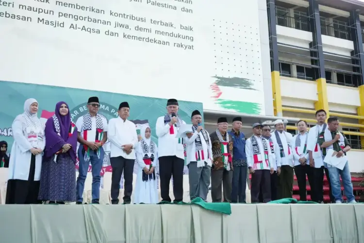 Aksi Solidaritas Sumbar Bersama Palestina, Nyatakan 10 Sikap Atas Penjajahan Israel, Diikuti Puluhan Ribu Warga, Kumpulkan Donasi lebih Rp 1,5 Miliar 1 AKSI SOLIDARITAS-Puluhan ribu warga mengikuti aksi Solidaritas Sumbar Bersama Palestina di Kantor Gubernur Sumbar.