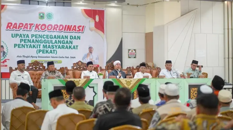 Pemkab Solok Gelar Rakor Upaya Pencegahan dan Penanggulangan Penyakit Masyarakat 1 SAMBUTAN— Wakil Bupati Solok H.Candra memberikan sambutan saat Rapat Koordinasi (Rakor) terkait upaya pencegahan dan penanggulangan penyakit masyarakat. Rakor ini juga dihadiri Ketua MUI Sumbar.