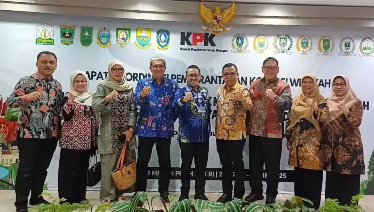 Rakor Bersama KPK RI, Bupati dan Ketua DPRD Sampaikan Pandangan terhadap Korupsi di Daerah 1 FOTO BERSAMA— Ketua DPRD Tanahdatar usai menghadiri Rapat Koordinasi Penguatan Sinergi Kolaborasi antara KPK dan Pemerintah Daerah dalam Rangka Pemberantasan Korupsi, Kamis (15/5) di gedung KPK di Jakarta.