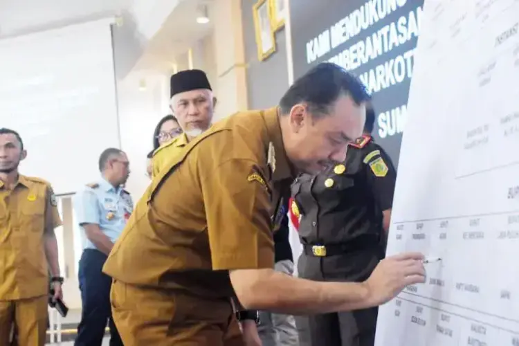 Bahas Strategi Pemberantasan Narkoba, Wabup Agam Hadiri FGD Forkopimda Sumbar 1 TANDATANGAN KOMITMEN— Wakil Bupati Agam, Muhammad Iqbal melakukan
penandatanganan komitmen untuk mendukung pencegahan dan pemberantasan peredaran
narkotika di wilayah Sumatera Barat.