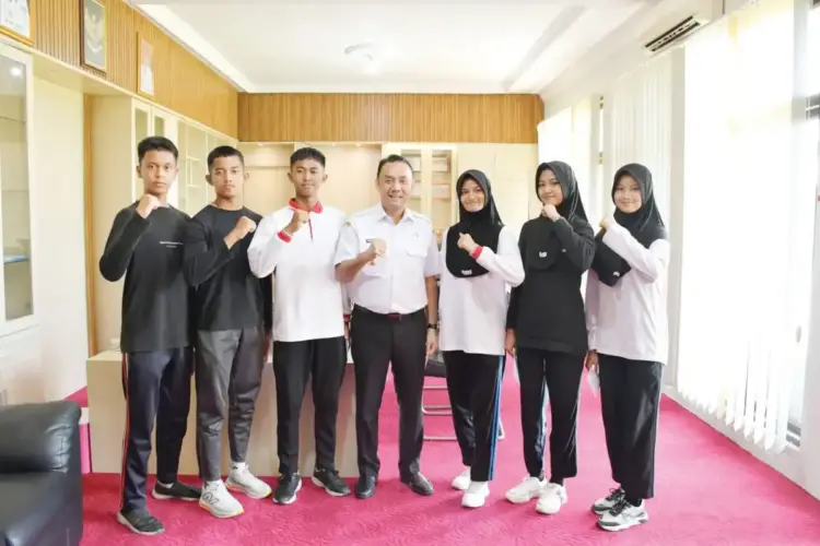 PELEPASAN— Wakil Bupati Agam, Muhammad Iqbal, secara resmi melepas utusan Paskibraka Kabupaten Agam, Rabu (7/5).