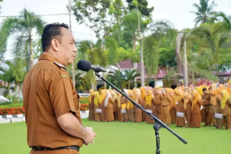 Wabup Agam Tekankan Pentingnya Data Akurat di Setiap OPD 1 APEL GABUNGAN— Wakil Bupati Agam, Muhammad Iqbal menjadi pemimpin apel gabungan di halaman Kantor Bupati, Senin (5/5).