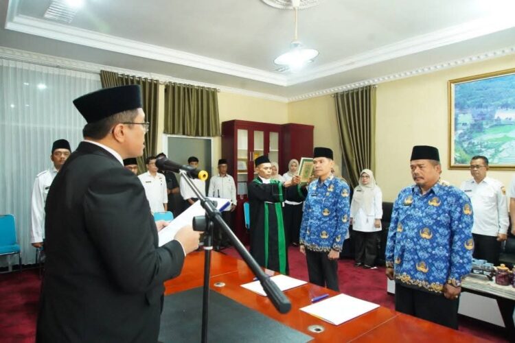 Lantik Pejabat Manajerial, Wabup Ahmad Fadly Ingatkan Pejabat Harus Responsif Terhadap Persoalan Baru 1 PELANTIKAN PEJABAT— Wakil Bupati Tanahdatar Ahmad Fadly melakukan pelantikan sejumlah pejabat di Ruangan Sekda, kantor Bupati Tanahdatar, Rabu (28/5).