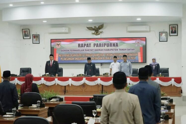 RAPAT PARIPURNA— DPRD Tanahdatar menggelar rapat paripurna tentang Nota Penjelasan Bupati Tanah Datar atas Penyampaian Ranperda Pertanggungjawaban Pelaksanaan APBD 2024, Rabu (28/5) di ruang sidang DPRD.