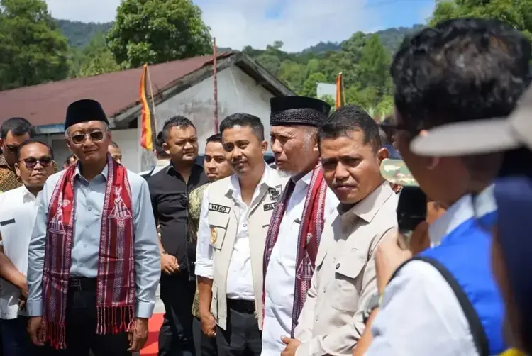 Akselerasi Infrastruktur Sumbar Dimulai, Wagub Tinjau Langsung 6 Lokasi Proyek Prioritas 1 TINJAU LOKASI PROYEK PEMBANGUNAN— Wakil Gubernur Sumatera Barat Vasko Ruseimy, saat melakukan peninjauan lokasi proyek startegis yang dilakukan di sejumlah daerah di Sumbar, pada akhir pekan lalu.