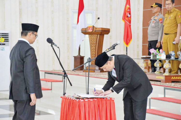 Jevie Carter Eka Putra Jabat Direktur Perumda AM Tirta Antokan 1 PELANTIKAN— Wakil Bupati Agam, Muhammad Iqbal, melantik Jevie Carter Eka Putra sebagai Direktur Perumda Air Minum Tirta Antokan masa jabatan 2025-2030, Senin (26/5) di Balairung Rumah Dinas Bupati Agam.