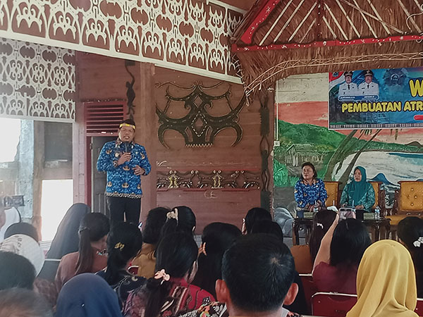 Pemkab Gelar Workshop Pembuatan Atribut Tradisional Mentawai 1 PEMBUKAAN WORKSHOP— Wakil Bupati Mentawai Jakop Saguruk membuka Workshop pembuatan atribut tradisional Mentawai, Senin (19/5).