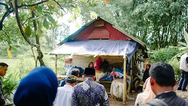 Pemkab Solok Bantu Rehab Rumah Warga Tidak Layak Huni 1 RUMAH TIDAK LAYAK HUNI— Wakil Bupati Solok Candra mendatangi warga yang tinggal di rumah tufak layak huni untuk menyerahkan bantuan bahan bangunan sebesar Rp2 juta untuk rehab, di Jorong Koto Panjang Nagari Muaro Paneh Kecamatan Bukit Sundi.