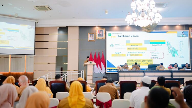 Wabup Pastikan Progul 100 Hari Kerja Dirasakan Manfaatnya 1 RAKOR EVALUASI KERJA— Wakil Bupati Solok Candra memberikan sambutan saat rakor evaluasi pembangunan, termausk progul dalam 100 kerja kepala daerah.