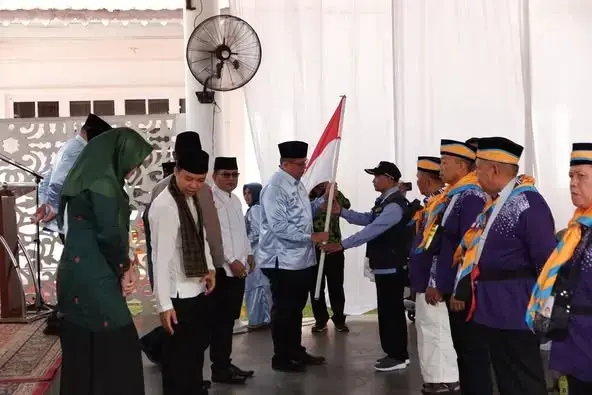 308 JCH Tanah Datar Dilepas Menuju Tanah Suci 1 SERAHKAN BENDERA— Wabup Tanah Datar Ahmad Fadly serahkan bendera merah putih kepada pimpinan rombongan saat melepas 308 Jamaah Calon Haji Kabupaten Tanah Datar tahun 1446 H/2025 M, yang digelar di Gazebo Indojolito, Minggu (11/5).