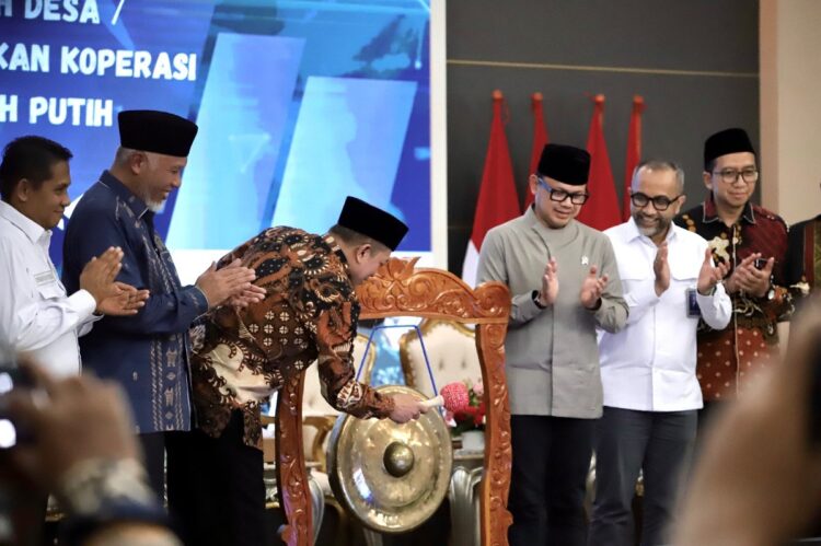Termasuk Kota Padang Panjang, Sumbar Berhasil Rampungkan Pembentukan Koperasi Merah Putih 1 PELUNCURAN— Wakil Menteri Dalam Negeri Wamendagri, Bima Arya Sugiarto saat kegiatan peluncuran dan dialog percepatan /Musyawarah Desa Kelurahan Khusus Pembentukan Koperasi Desa/ Kelurahan Merah Putih di Auditorium Gubernur Sumatera Barat, Kamis (29/5).