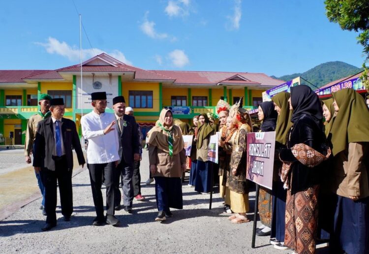 Semarak, Ponpes Kauman Gelar Apel Tahunan dan Haflah Akhirussanah 1 APEL TAHUNAN— Wakil Wali Kota Padang Panjang, Allex Saputra menghadiri apel tahunan dan Haflah Akhirussanah Ponpes Kauman..