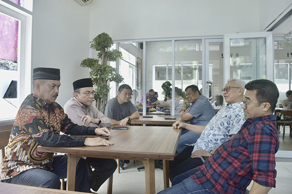 Resmi Hadir di Kota Padang, Marugame Udon Japanese Noodles dan Tempura 1 pembukaan Marugame Udon— Wakil Wali Kota Padang Maigus Nasir,Ketua LKAAM Sumatera Barat Fauzi Bahar, Kadis DPMPTSP Provinsi Sumatera Barat Adib Alfikri bersama undangan lainnya saat pembukaan Marugame Udon.