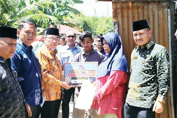 Rumah Terbakar, Pemulung Dapat Bantuan Rp11 Juta 1 BANTUAN KORBAN KEBAKARAN— Wakil Wali Kota Padang Maigus Nasir menyerahkan bantuan kepada Gilang, yang rumahnya terbakar dalam musibah kebakaran di Kampung Jambak, Kecamatan Kuranji, Kamis (15/5).