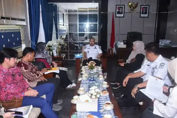 Exit Meeting, BPK RI Sampaikan Rekomendasi Strategis 1 MEETING BERSAMA BPK—Wakil Wali Kota Sawahlunto Jeffry Hibatullah, Ketua DPRD Susi Haryati, dan Pj. Sekretaris Daerah Ezeddin Zain mengikuti exit meeting bersama tim BPK Perwakilan Sumatera Barat.
